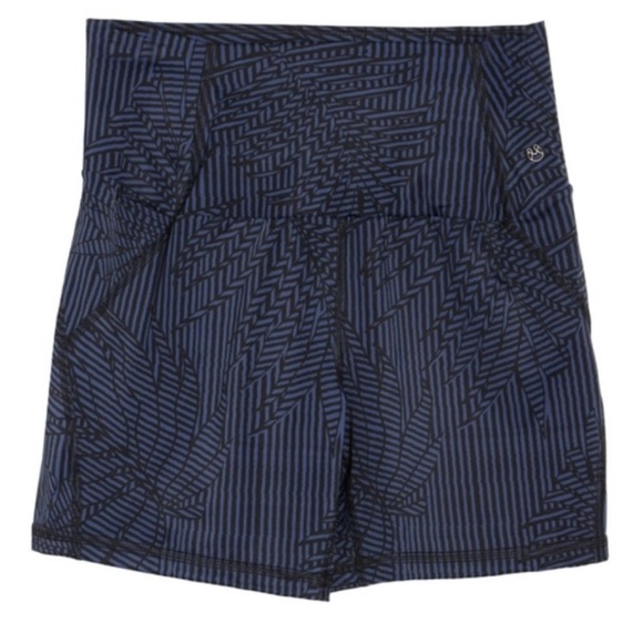 NWT Maaji High Rise Palms Biker Short Size Large - Picture 1 of 5